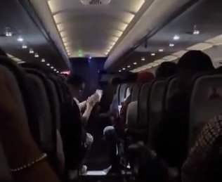 Pasajeros hicieron la Novena en pleno vuelo En redes sociales se viralizó un video del momento en el que pasajeros rezan la tradicional Novena de Aguinaldos en un avión.