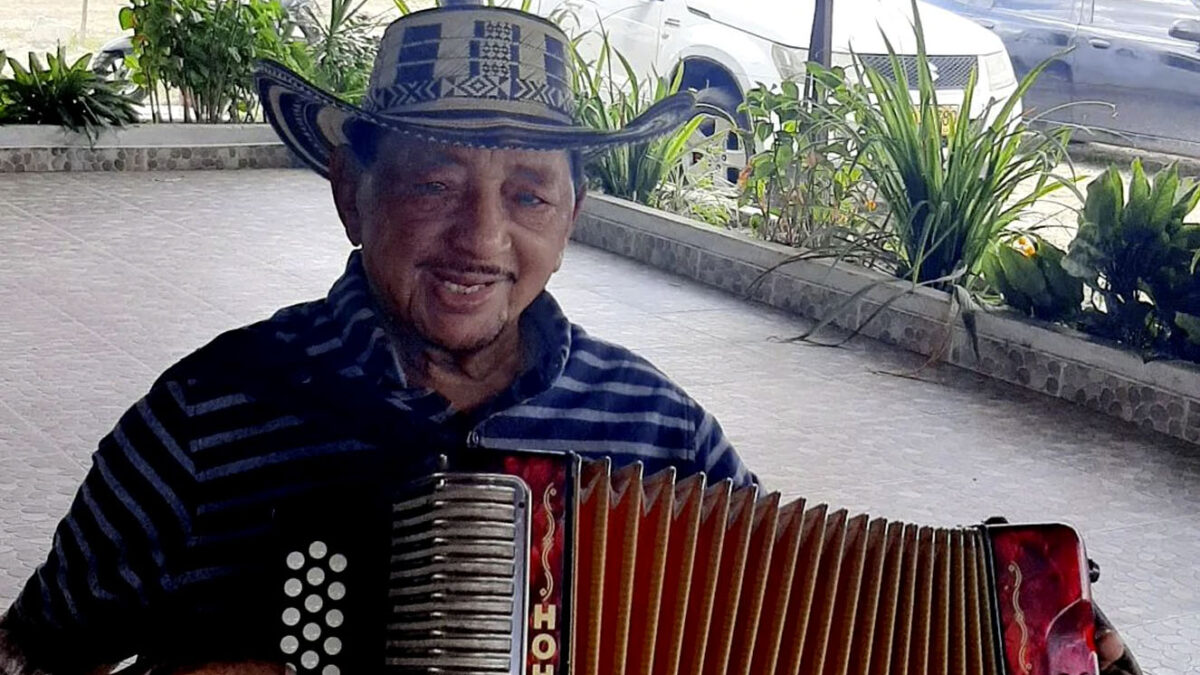 ¡Atención! A sus 86 años fallece el acordeonero Lisandro Meza Desde el pasado 6 de diciembre el acordeonero Lisandro Meza se encontraba internado en la Clínica Especializada La Concepción de Sincelejo. Lamentablemente, esta tarde se conoció que el juglar vallenato falleció.