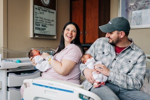 ¡Increíble! Mujer con dos úteros dio a luz a dos bebés en días diferentes Kelsey Hatcher, afectada por una rara anomalía congénita que le otorga dos úteros, estaba embarazada de un bebé en cada lado.