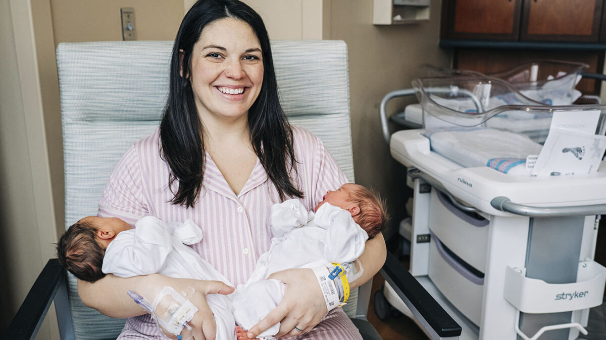 ¡Increíble! Mujer con dos úteros dio a luz a dos bebés en días diferentes Kelsey Hatcher, afectada por una rara anomalía congénita que le otorga dos úteros, estaba embarazada de un bebé en cada lado.