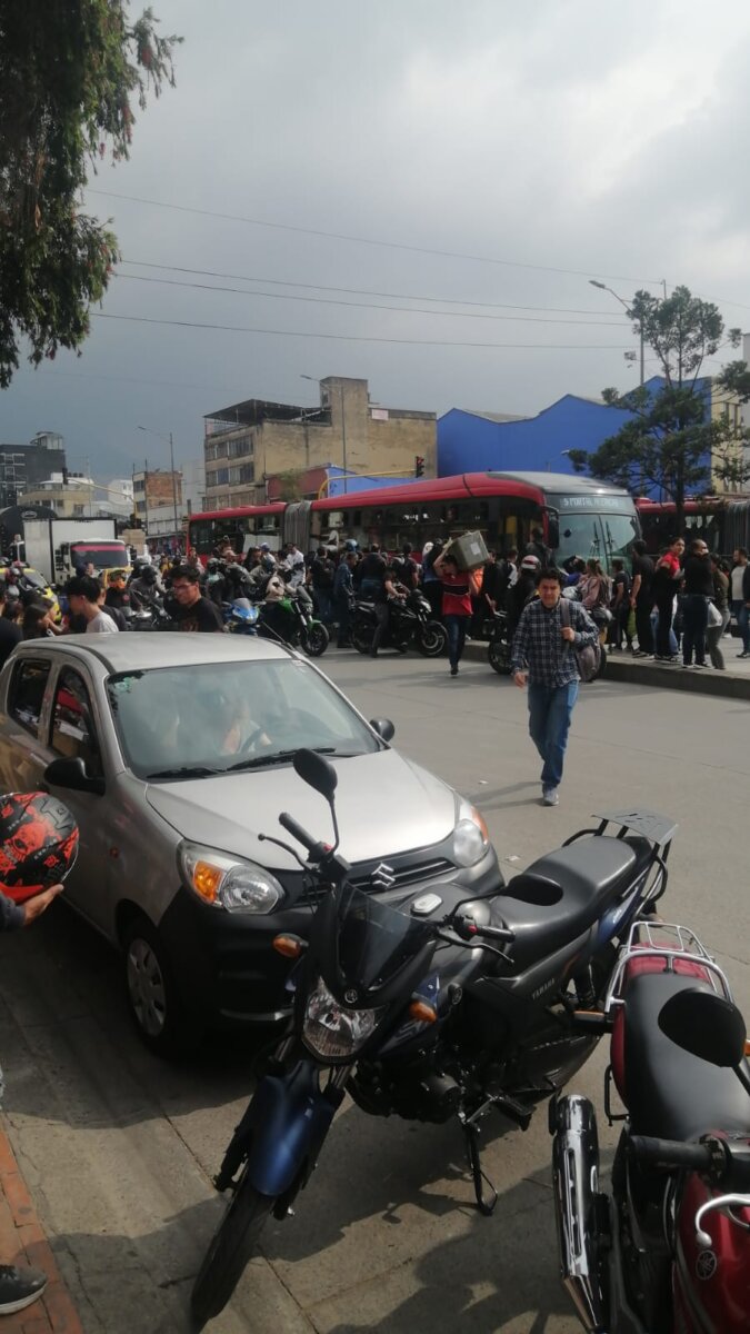 ¡Última Hora! Bus de TransMilenio arrolló a peatón en Los Mártires La Secretaría de Movilidad informó que un bus de TransMilenio le arrebató la vida a un peatón tras arrollarlo. Al parecer, la víctima fatal se estaba intentando colar.