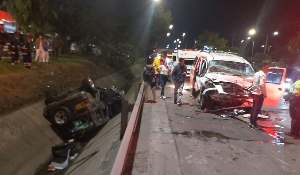 Grave accidente en la Autopista Norte: camioneta cayó a un caño Dos conductores resultaron heridos; uno de ellos se encuentra en grave estado de salud.