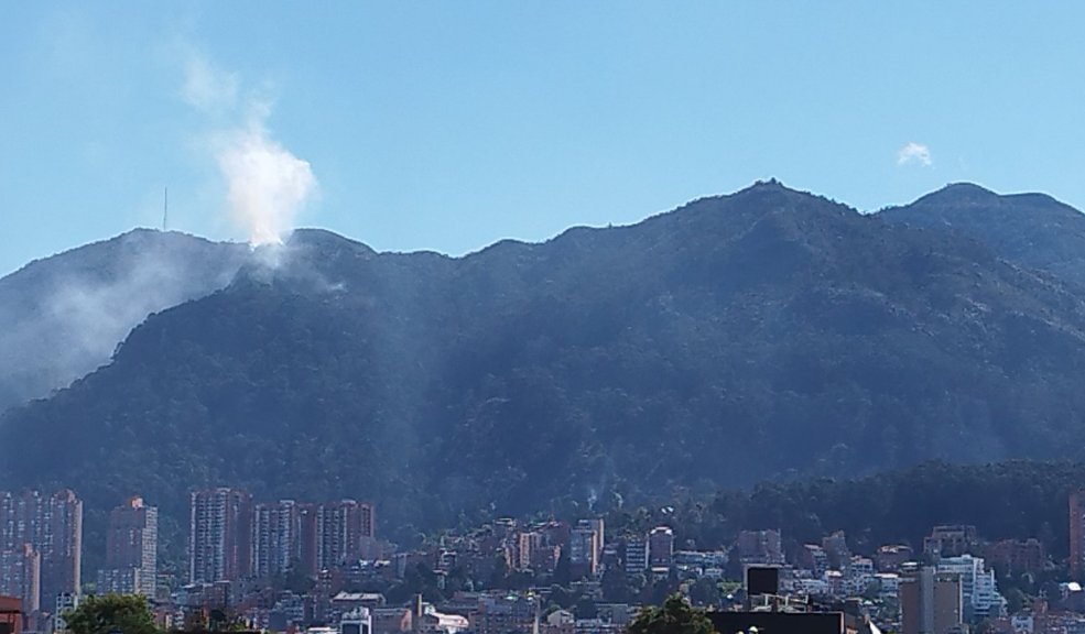 A esta hora se presenta incendio forestal en los cerros orientales A esta hora se presenta una fuerte conflagración en los cerros orientales, en la localidad de Chapinero.