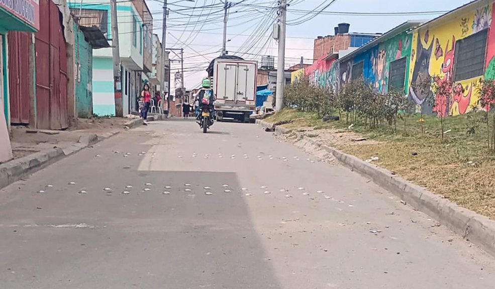 Asesinan a Ronald en medio de una riña en Santo Domingo En la madrugada de este domingo una tragedia se presentó en el barrio Santo Domingo de la localidad de Ciudad Bolívar, luego de que un joven fuera apuñalado en medio de una riña.