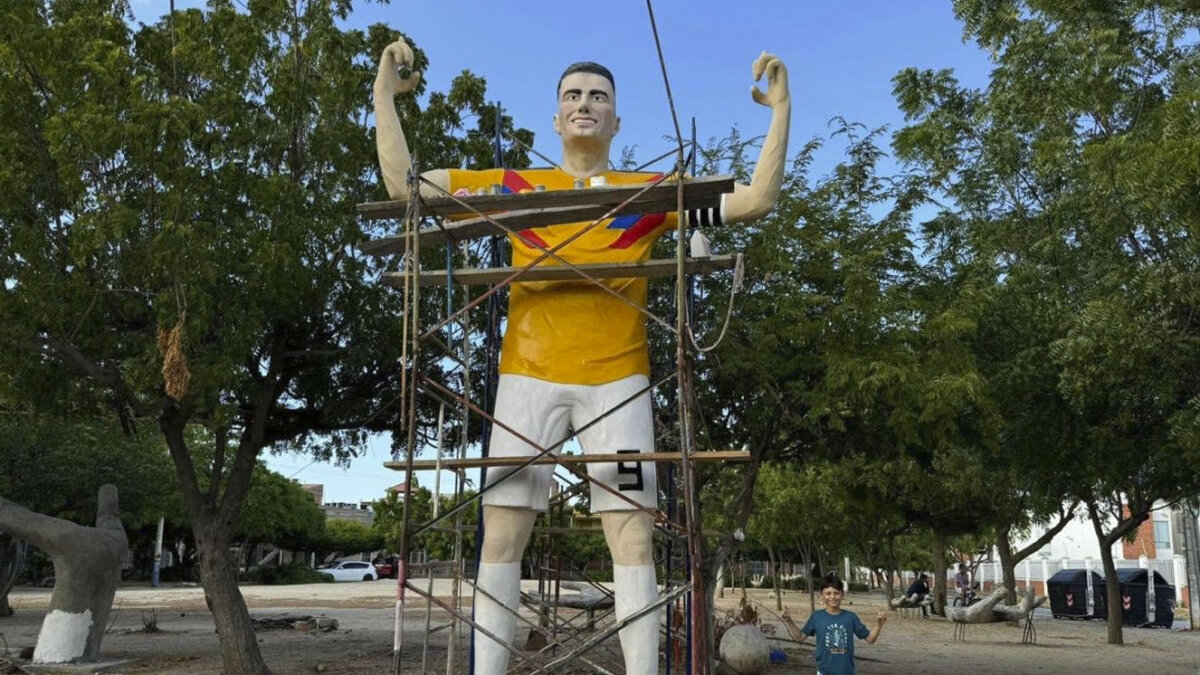 Así va la polémica estatua de Falcao en Santa Marta A pesar del esfuerzo que ha hecho el autor durante los últimos 6 años para recrear la imagen exacta del Radamel Falcao, la estatua ha recibido cientos de críticas por su apariencia.