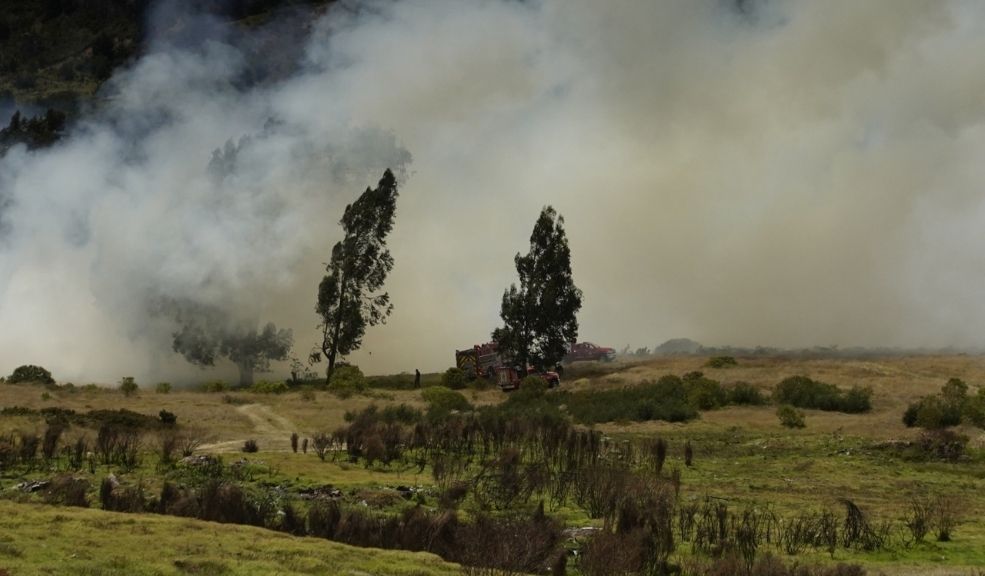 Bomberos atienden incendios forestales en varios puntos de Bogotá y Cundinamarca Durante todo el día, el Cuerpo de Bomberos de Bogotá ha estado atendiendo varios incendios en diferentes puntos de la capital y municipios aledaños.