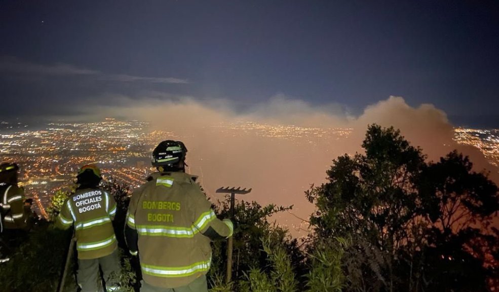Continúan las llamas en los cerros orientales Desde el lunes 22 de enero en los cerros orientales se presentan varias conflagraciones. El alcalde de Bogotá, Carlos Galán, informó que las llamas están confinadas, pero no han podido ser controladas en su totalidad.