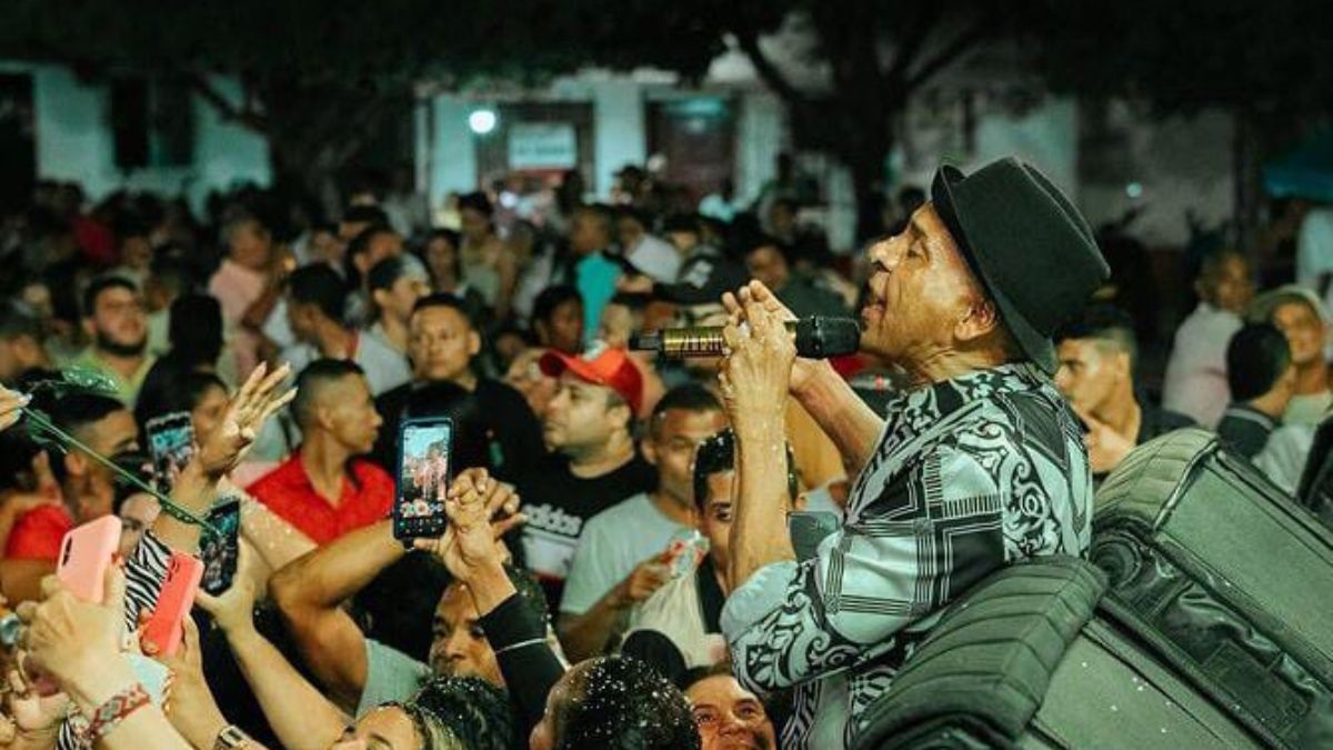EN VIDEO: Fanáticas le pegaron tremenda manoseada a Farid Ortiz en un concierto Sin ninguna pena las mujeres aprovecharon el momento y el artista siguió cantando como si nada.