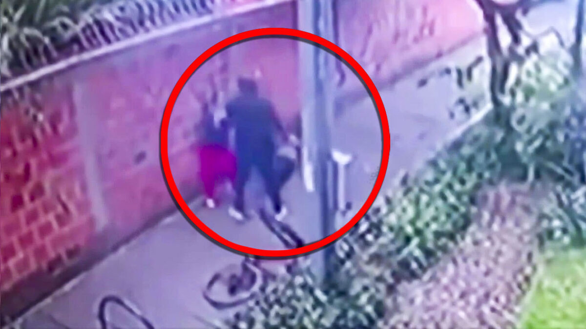 EN VIDEO: Hombre golpeó brutalmente a adulto mayor y a enfermera En video quedó registrada la brutal golpiza dada a un hombre de 81 años y a su enfermera por parte de un ciclista al norte de Bogotá.