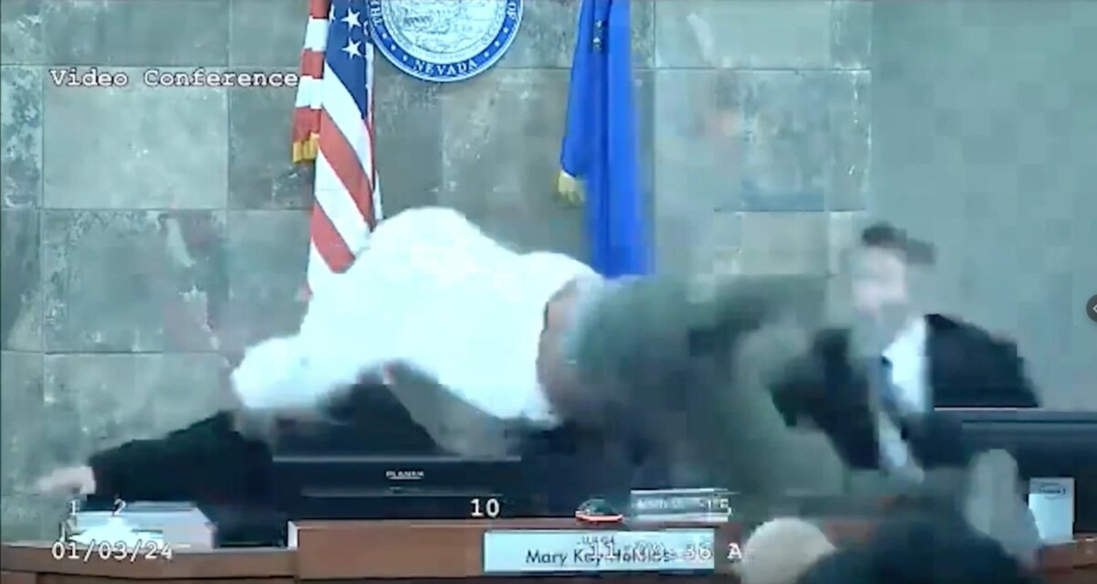 EN VIDEO: Impactante momento en el que un preso agrede a una jueza durante audiencia Un hombre acusado de agresión física no soportó la negación de una jueza de concederle la libertad y se abalanzó sobre ella para atacarla.