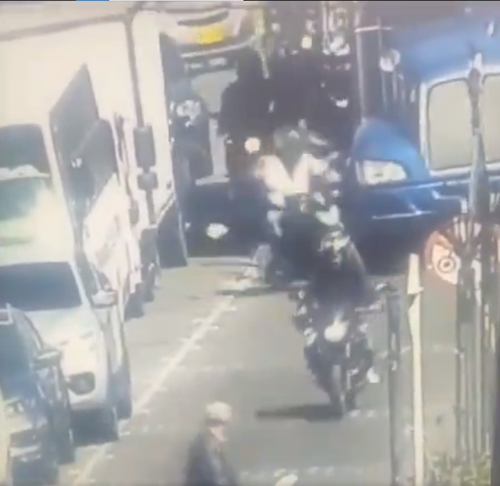 EN VIDEO: Motociclista muere tras perder el equilibrio y ser arrollada por un camión En video quedó registrado el impactante momento en el que una motociclista pierde la vida durante un trágico accidente de tránsito en Chía.