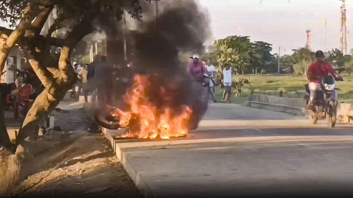 EN VIDEO: Mujer le quemó la moto a su esposo infiel La mujer le prendió fuego a la moto de su pareja tras descubrirlo con quien sería la amante.