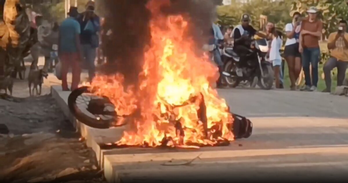EN VIDEO: Mujer le quemó la moto a su esposo infiel La mujer le prendió fuego a la moto de su pareja tras descubrirlo con quien sería la amante.