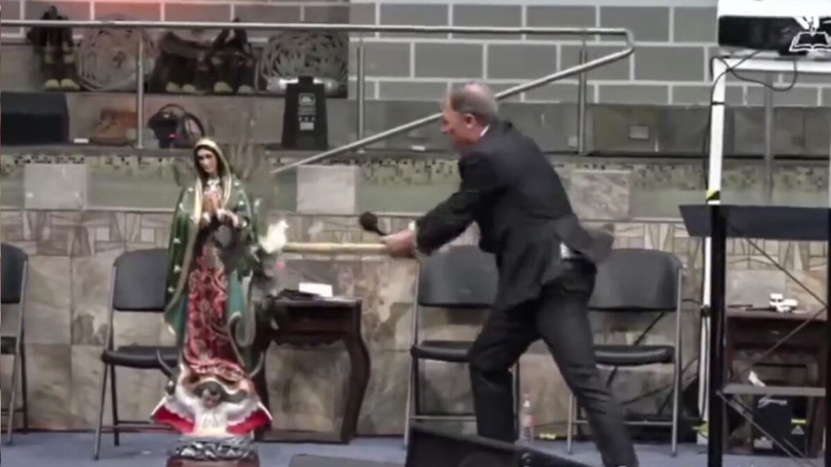 EN VIDEO: Pastor rompe imagen de la Virgen de Guadalupe frente a feligreses #MundoCurioso El video de un pastor que destruye la imagen de la Virgen de Guadalupe ha causado gran indignación en redes.