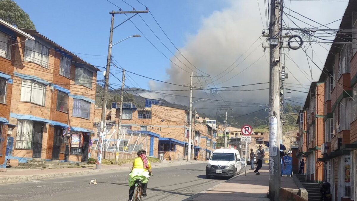 EN VIDEO: Se registra nuevo incendio forestal en la localidad de Usme Desde las dos de la tarde de este lunes, la Alcaldía de Bogotá y el Cuerpo Oficial de Bomberos reportaron un nuevo incendio en la localidad de Usme.