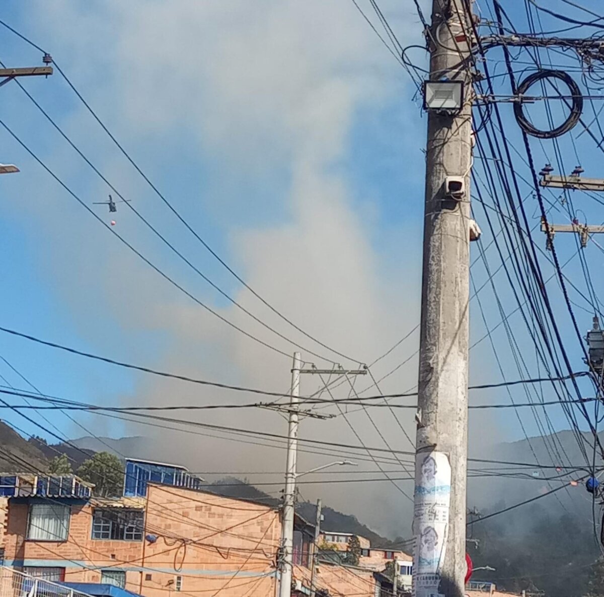 EN VIDEO: Se registra nuevo incendio forestal en la localidad de Usme Desde las dos de la tarde de este lunes, la Alcaldía de Bogotá y el Cuerpo Oficial de Bomberos reportaron un nuevo incendio en la localidad de Usme.