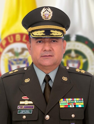 El general José Gualdrón es el nuevo comandante de la Policía de Bogotá Este martes, tras una ceremonia en la Plaza de Bolívar, el brigadier general José Daniel Gualdrón Moreno se convirtió oficialmente en el nuevo comandante de la Policía Metropolitana de Bogotá (Mebog).