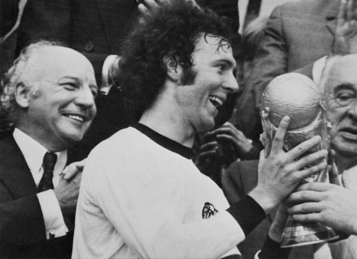 Murió Franz Beckenbauer, leyenda del fútbol mundial, a los 78 años El fútbol internacional está de luto. Franz Beckenbauer, también conocido como 'El Kaiser', falleció este lunes a los 78 años. Es considerado como uno de los mejores jugadores de todos los tiempos.