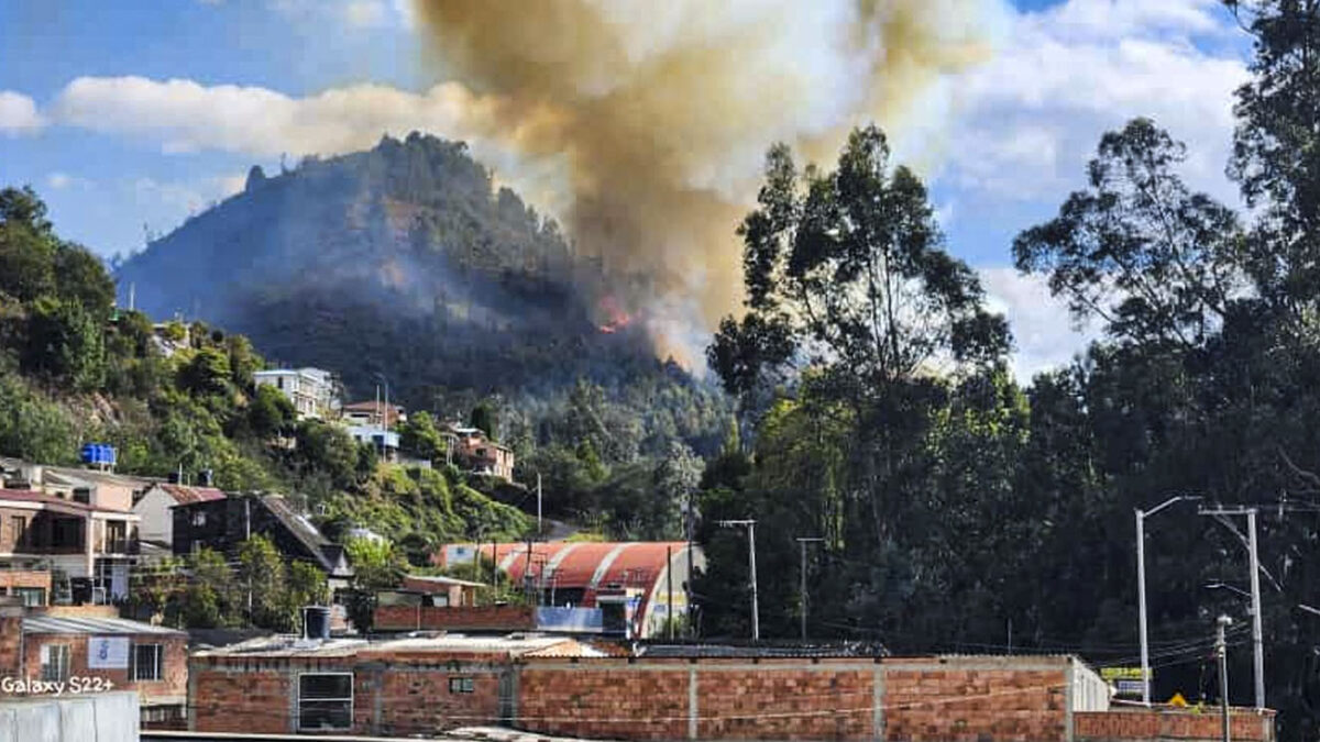 Fuerte incendio en Sopó pone en riesgo varias viviendas del municipio A esta hora se presenta un fuerte incendio en el municipio de Sopó (Cundinamarca), exactamente en la vereda El Chuscal.