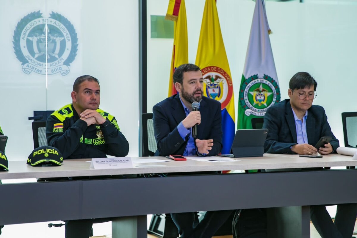Galán se reunió con las autoridades para revisar y mejorar el plan de seguridad de Bogotá El alcalde Carlos Galán, se reunió con las autoridades y visitó la Policía Metropolitana de Bogotá (Mebog), con el fin de diseñar acciones que garanticen la seguridad de Bogotá. Esto es lo que se sabe.