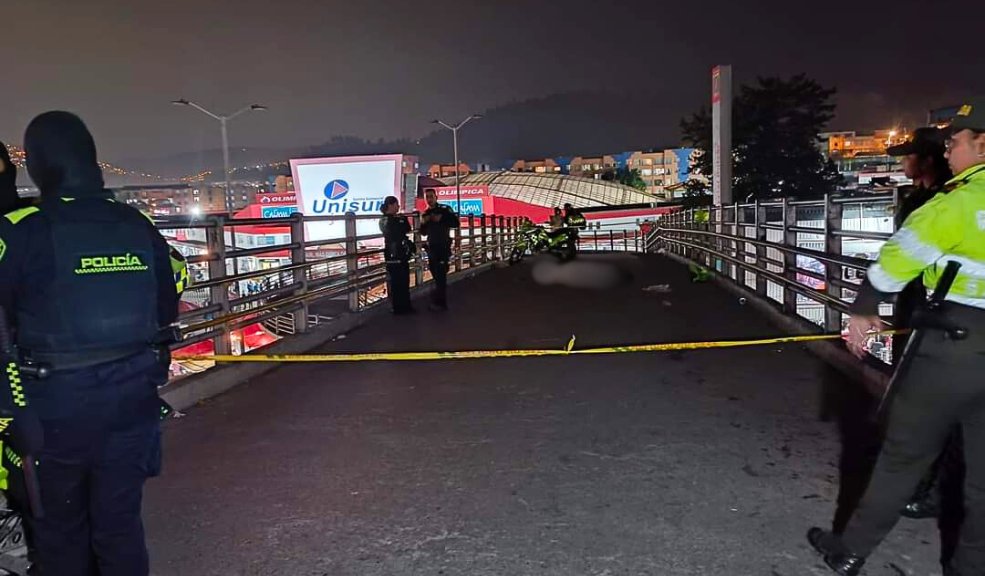 Hombre murió en puente de la estación de San Mateo, en Soacha Murió un hombre que se movilizaba por el puente de la estación de TransMilenio de San Mateo, en Soacha.