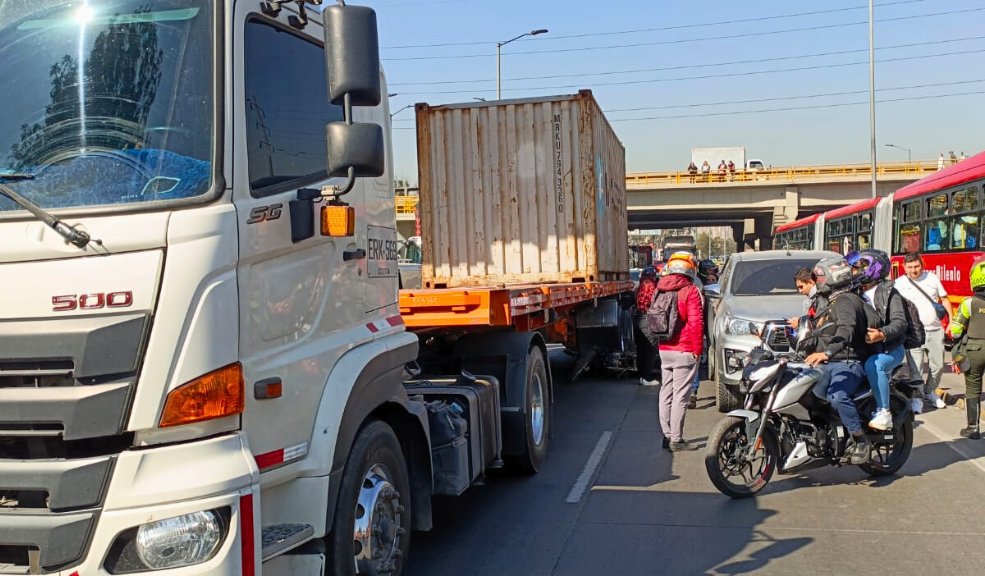 Motociclista perdió la vida en un accidente de tránsito al sur de Bogotá Tras chocar contra un camión, un motociclista perdió la vida en el sector de la Sevillana, al sur de la capital.