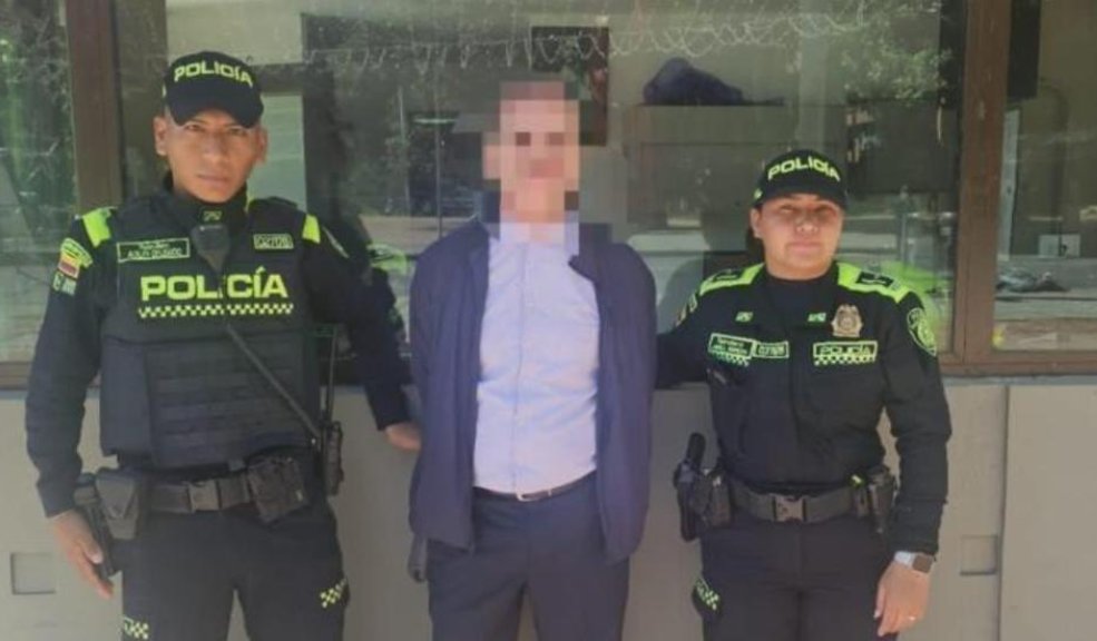 Capturan sujeto que se hacía pasar por policía para robar en Bogotá El sujeto de 42 años portaba una identificación falsa de policía judicial.