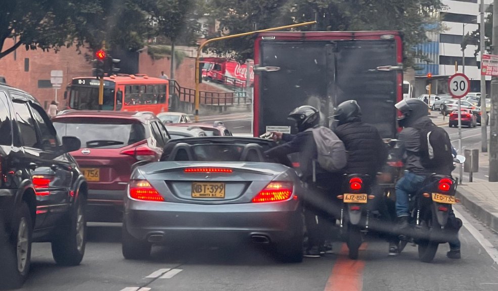 Violento atraco a ocupantes de un carro de lujo en el norte de Bogotá Tres delincuentes armados asaltaron a los ocupantes de un vehículo Mercedes en la carrera 7 con calle 85.