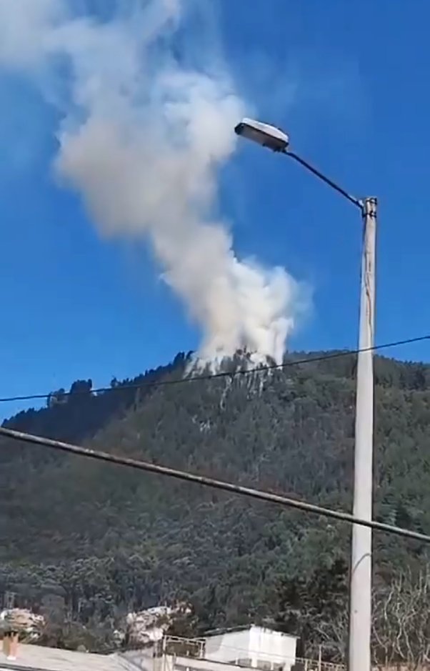 Se registra nuevo foco de incendio en los cerros de Bogotá Mientras se daban las buenas noticias de que el incendio de los cerros orientales de Bogotá está parcialmente controlado y que se podía extinguir por completo en unas horas, se confirmó el hallazgo de un nuevo foco de llamas.