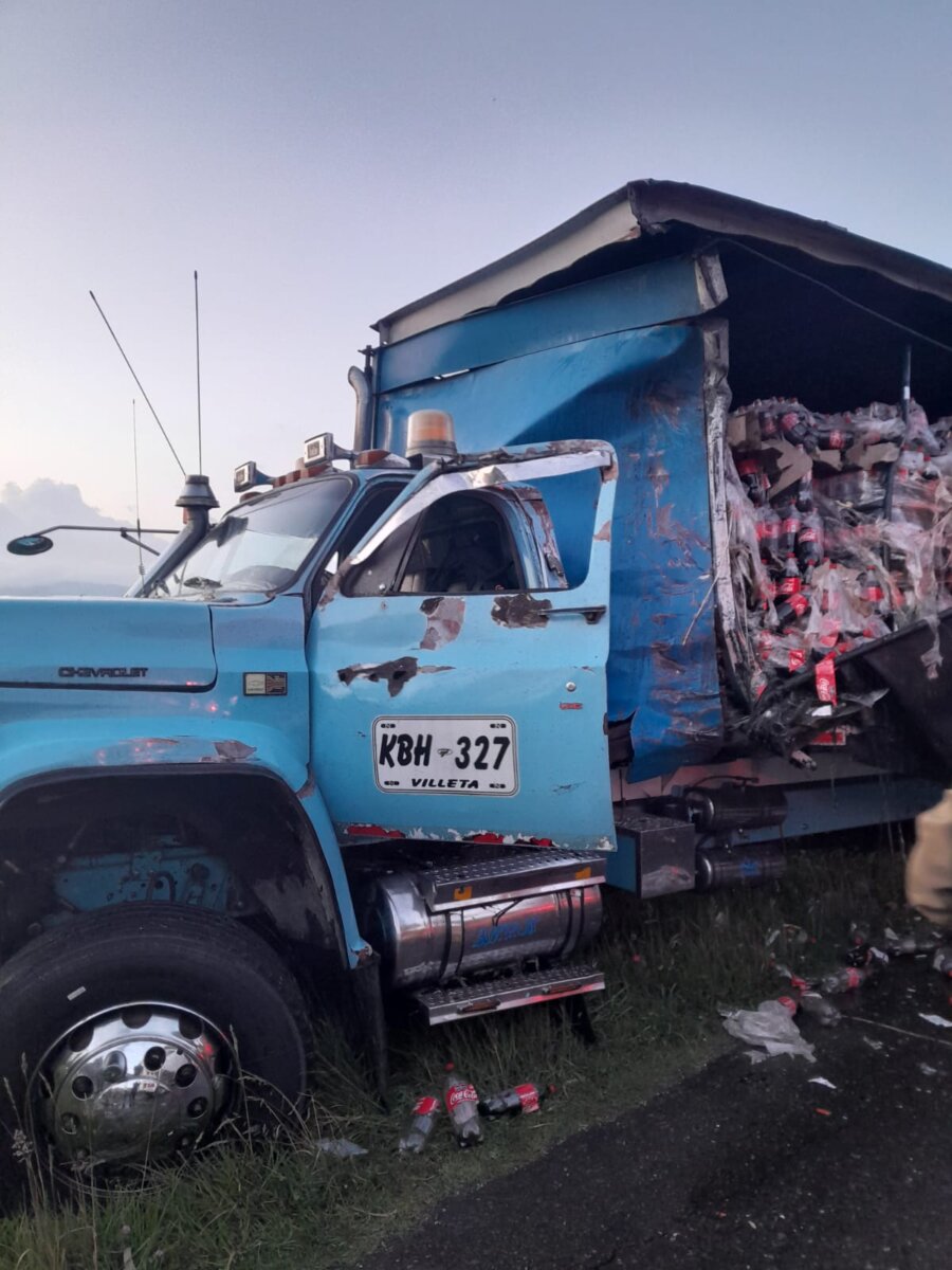 Grave accidente entre bus y camión en Subachoque La tarde de este martes se registró un fuerte accidente de tránsito entre un bus de servicio público adscrito a la empresa Santa Fe y un camión que transportaba gaseosas, en el sector Puente Piedra, en jurisdicción de Subachoque.