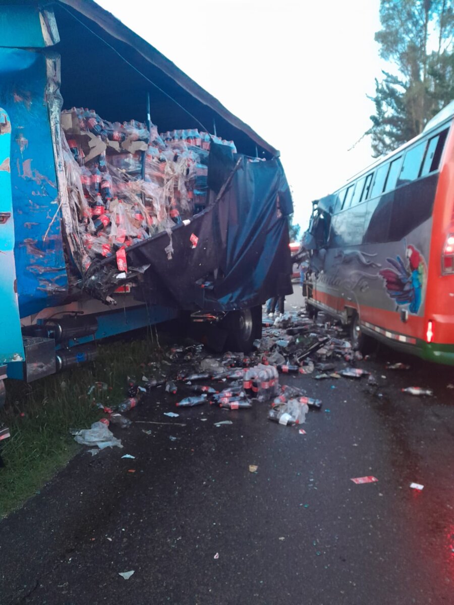 Grave accidente entre bus y camión en Subachoque La tarde de este martes se registró un fuerte accidente de tránsito entre un bus de servicio público adscrito a la empresa Santa Fe y un camión que transportaba gaseosas, en el sector Puente Piedra, en jurisdicción de Subachoque.