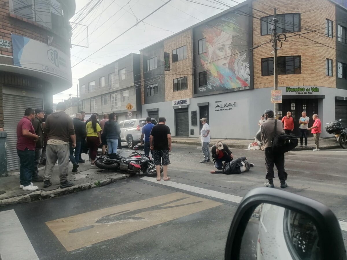 ÚLTIMA HORA: Accidente de tránsito deja un motociclista muerto en Puente Aranda Un grave accidente de tránsito cobró la vida de un motociclista en el barrio Galán, de la localidad de Puente Aranda.