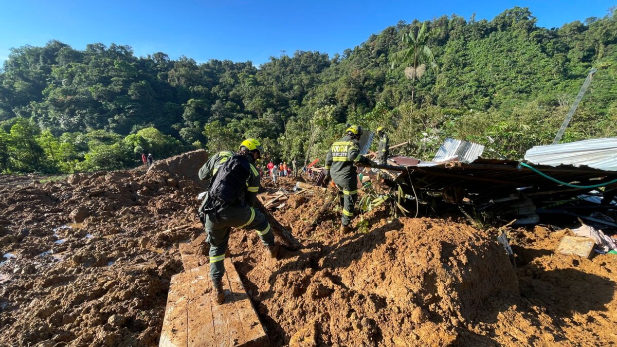 Aumenta a 33 los muertos por derrumbamientos en Chocó El más reciente reporte entregado por el alcalde de Carmen de Atrato, en Chocó, Jaime Herrera, indica que hasta el momento van 23 personas fallecidas.