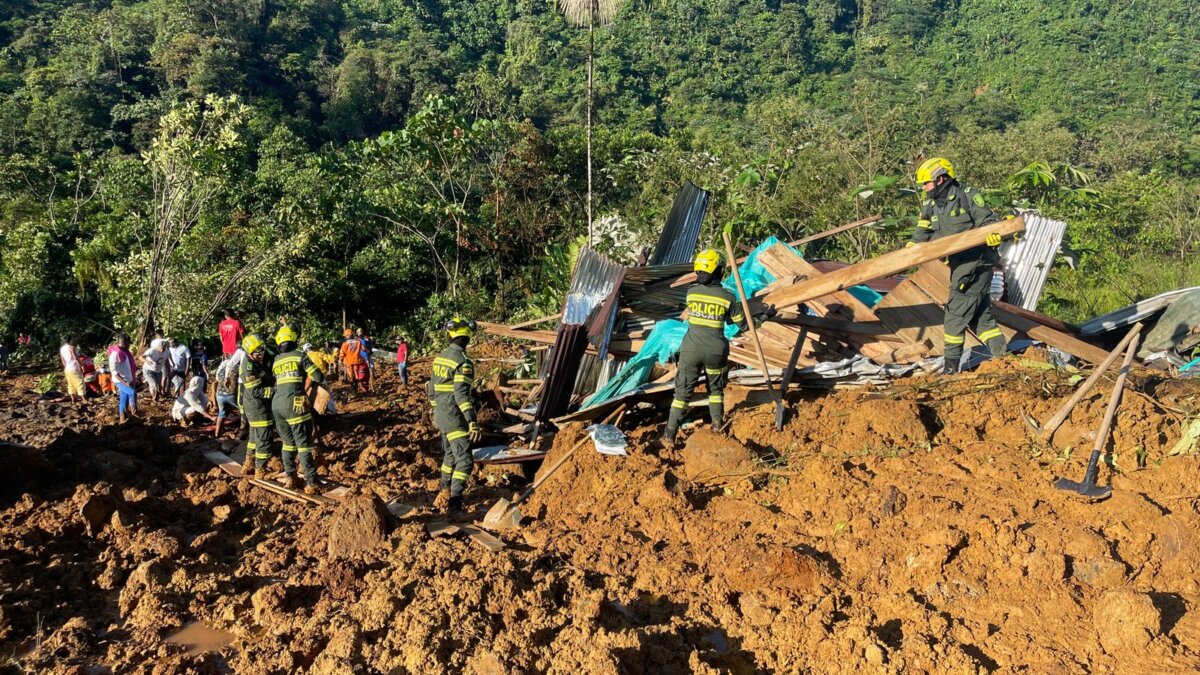 Aumenta a 33 los muertos por derrumbamientos en Chocó El más reciente reporte entregado por el alcalde de Carmen de Atrato, en Chocó, Jaime Herrera, indica que hasta el momento van 23 personas fallecidas.