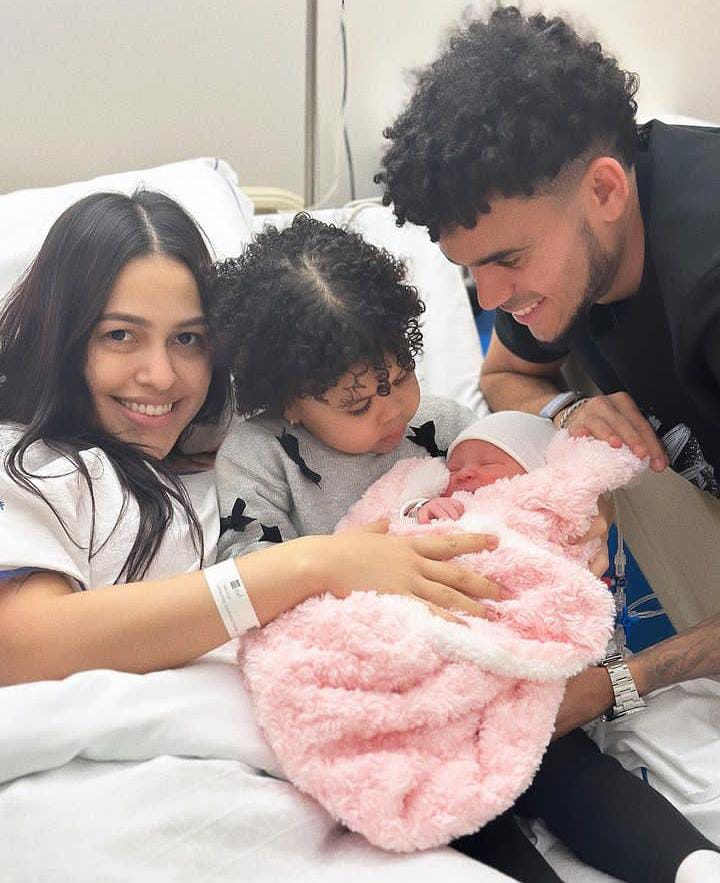 Nació Charlotte, la segunda hija de Luis Díaz A través de sus redes sociales Geraldine Ponce y Luis Díaz le dieron la bienvenida a la nueva integrante de su familia. La pequeña nació el jueves en Liverpool, Inglaterra.