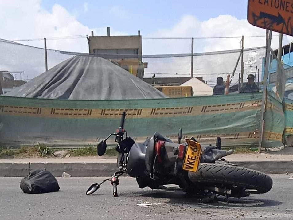 Mujer que se movilizaba como parrillera en una moto murió en accidente de tránsito en Soacha En un grave accidente en el que se vio involucrado un camión, una mujer que viajaba como parrillera en una motocicleta perdió la vida en la Autopista Sur.