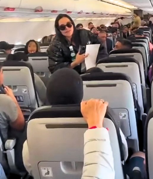 Mujer armó escándalo en un avión por llanto de un bebé El hecho se presentó en un avión que cubría la ruta Bogotá- Medellín.