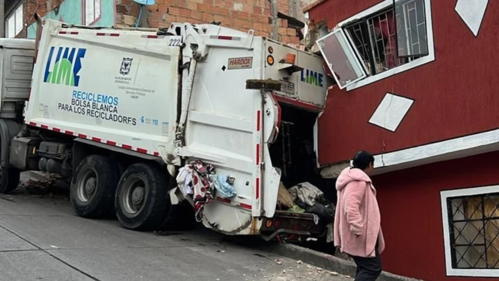 Camión de basura chocó contra una casa de Ciudad Bolívar La tarde de este sábado se registró un grave accidente de tránsito en el barrio Lucero Medio, de la localidad de Ciudad Bolívar, donde un camión recolector de basura resultó chocando contra una vivienda.