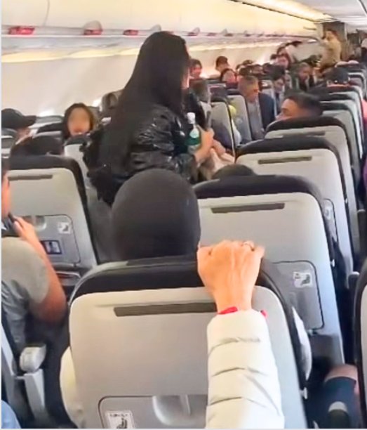 Mujer armó escándalo en un avión por llanto de un bebé El hecho se presentó en un avión que cubría la ruta Bogotá- Medellín.