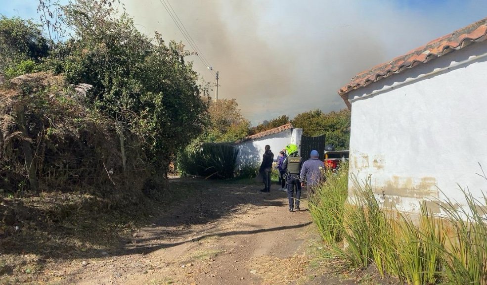 Se reporta fuerte incendio en Subachoque En este momento se presenta un fuerte incendio forestal en el municipio de Subachoque, a pocos metros de unas fincas lujosas.