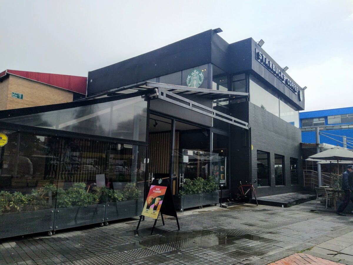 Violento atraco en cafetería de Usaquén Personas que se encontraban en una cafetería del norte de Bogotá fueron víctimas de un violento atraco.