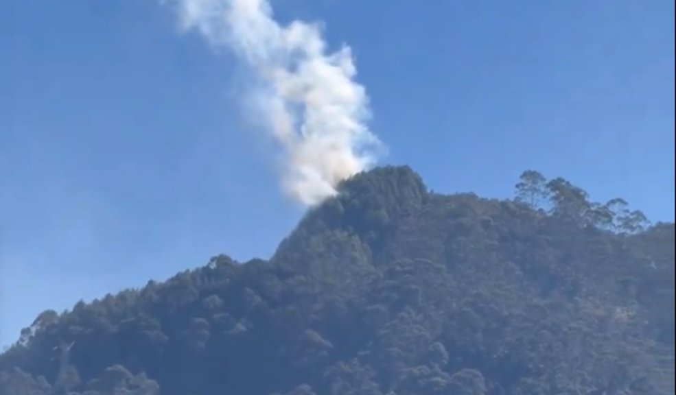 A esta hora se presenta incendio forestal en los cerros orientales A esta hora se presenta una fuerte conflagración en los cerros orientales, en la localidad de Chapinero.
