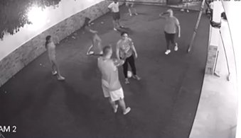 Jessi Uribe le pegó tremendo golpe a Paola Jara En un video quedó registrado el momento en el que el cantante le pega un balonazo a su esposa durante un partido de voleibol. Vea la grabación aquí.