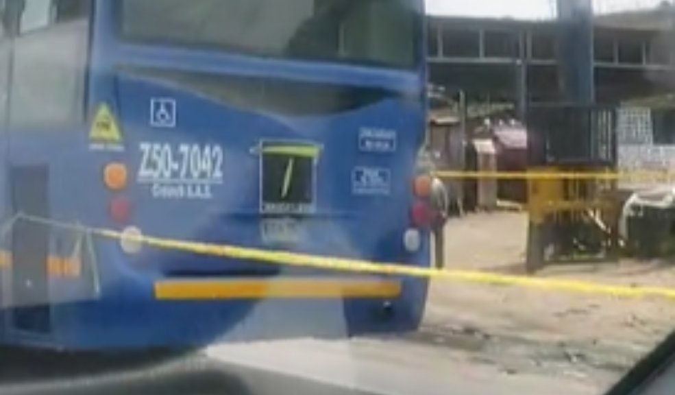 Grave accidente entre bus y motociclista deja un muerto en la Av. Boyacá La tarde de este sábado se registró un fatal accidente de tránsito que cobró la vida de una persona en la Av. Boyacá, en inmediaciones del relleno sanitario de Doña Juana.