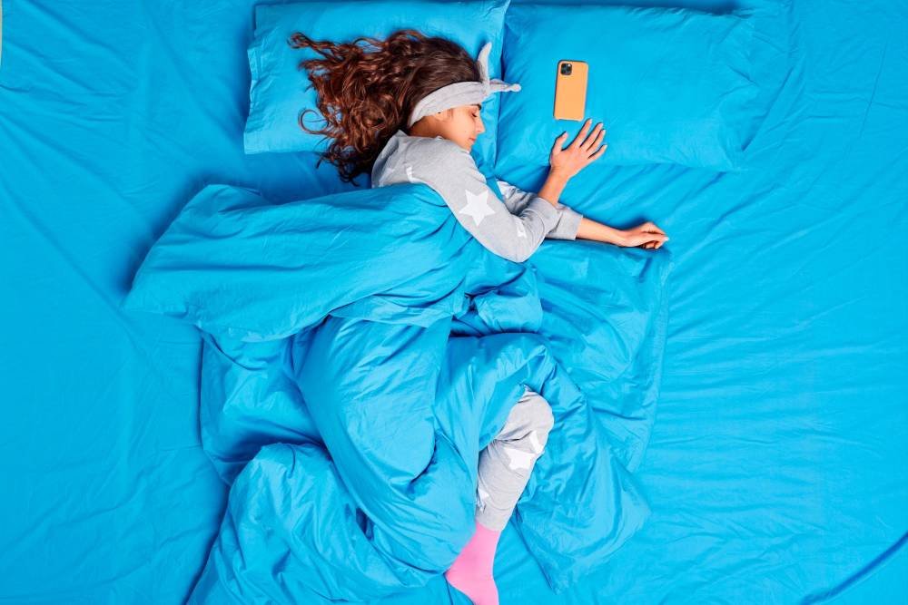 ¡Ojo! Conozca los riesgos de dormir con el celular bajo la almohada En la era digital, es común que muchos de nosotros mantengamos nuestros teléfonos cerca, incluso mientras dormimos. Sin embargo, expertos advierten sobre los riesgos asociados con la práctica de colocar el celular bajo la almohada.