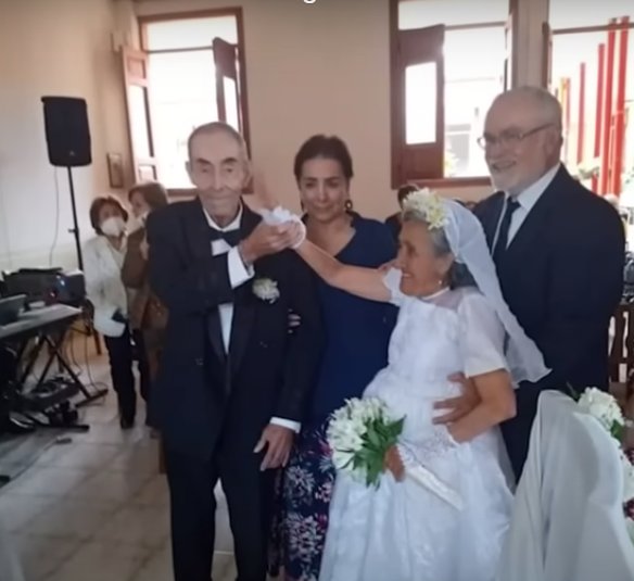 Abuelitos se casaron a los 80 años tras 6 meses de noviazgo Pareja de ancianos demostró que el amor no tiene edad y enterneció las redes.