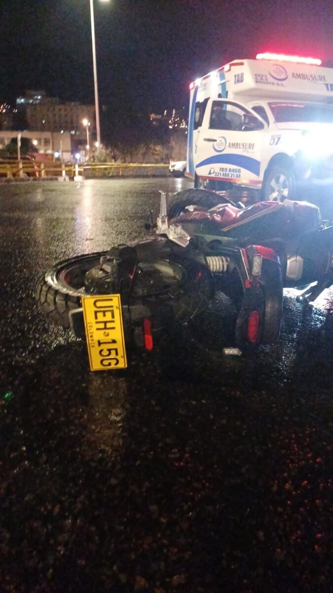 Accidente entre bus y motociclista dejó un muerto en el centro Un grave accidente de tránsito ocurrió la madrugada de este viernes en el centro de Bogotá, dejando como saldo la muerte de una persona.