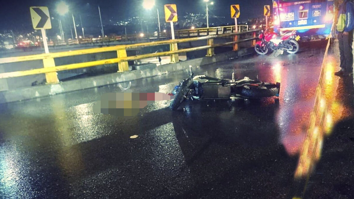 Accidente entre bus y motociclista dejó un muerto en el centro Un grave accidente de tránsito ocurrió la madrugada de este viernes en el centro de Bogotá, dejando como saldo la muerte de una persona.