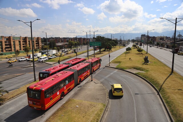 Alcalde de Bogotá levantó alerta ambiental y restricciones de movilidad En las últimas horas, Carlos Galán comunicó que por una evidente mejora en la calidad del aire, levantaba la alerta Fase 1 y las restricciones de movilidad. Así quedó el pico y placa.