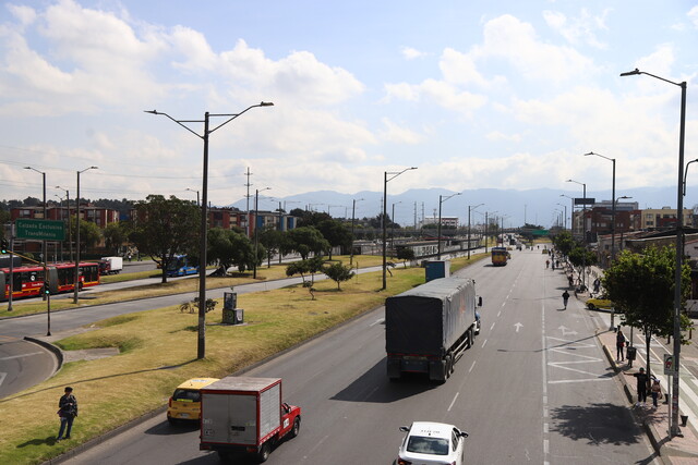 Alcalde de Bogotá levantó alerta ambiental y restricciones de movilidad En las últimas horas, Carlos Galán comunicó que por una evidente mejora en la calidad del aire, levantaba la alerta Fase 1 y las restricciones de movilidad. Así quedó el pico y placa.
